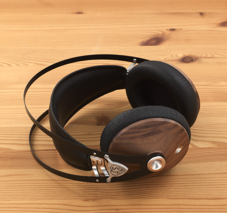 Walnut detail on the Lautsänger Explorer